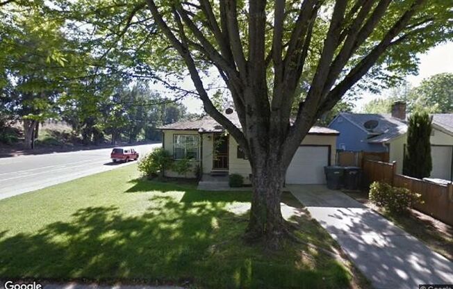 ADORABLE 2/2 (East Sac Location) Duplex!