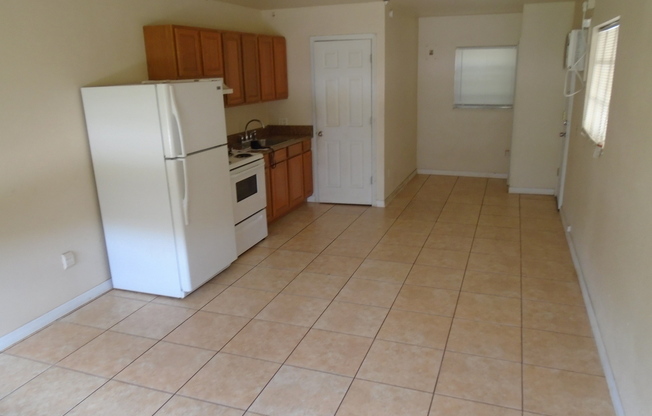 913 Brack St., Cute Studio in 1/2 duplex