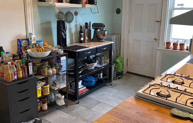 Bright large 1bd with a balcony! Walk to T and BU!