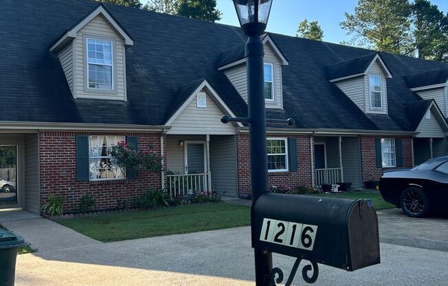 East Brainerd Townhome! 2 beds, 2 baths, garage, fenced back yard & screened porch!