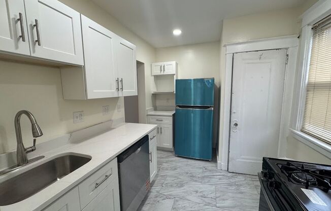 3 beds, 1 bath, $2,395, Unit 5714A Beacon Street