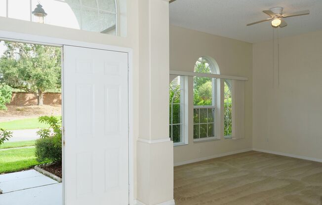 Beautiful, 3/2, single family, waterfront home with bonus room, in Hunter's Creek!