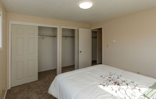 3 beds, 1 bath, 1,000 sqft, $1,300, Unit 8