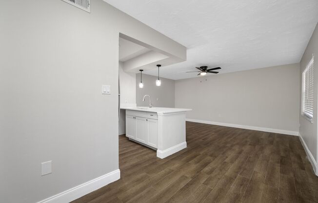 2 beds, 1 bath, 740 sqft, $1,595, Unit 202