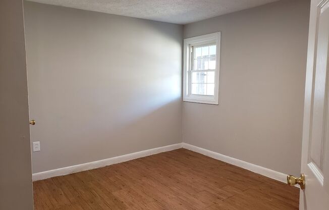 2 beds, 2 baths, $1,195, Unit 908 Old Williamsburg Rd Unit 2