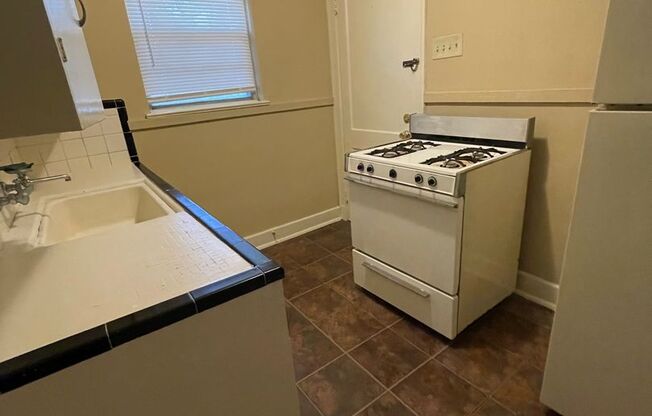 2 beds, 1 bath, 900 sqft, $800, Unit D737-4