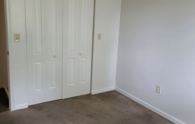 2 beds, 1 bath, $1,300, Unit AE5