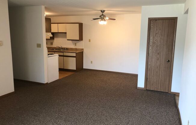 2 beds, 1 bath, 950 sqft, $1,140