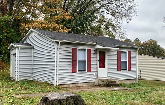 Quick Access to Post! Cute 2 bedroom 1 Bath off Ft. Campbell Blvd..