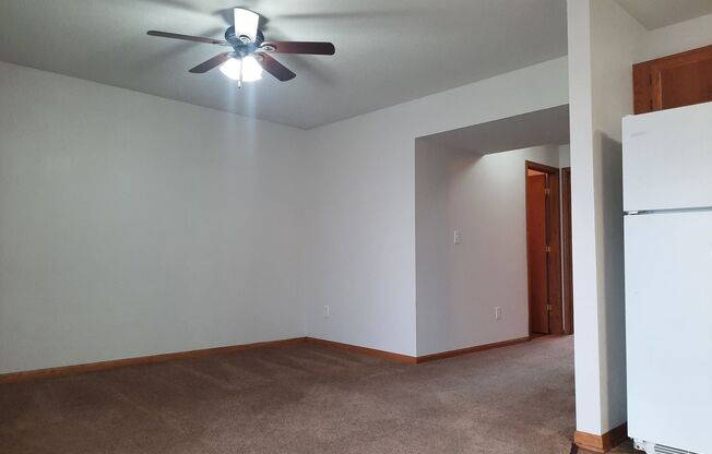 2 beds, 2 baths, 850 sqft, $985, Unit 304