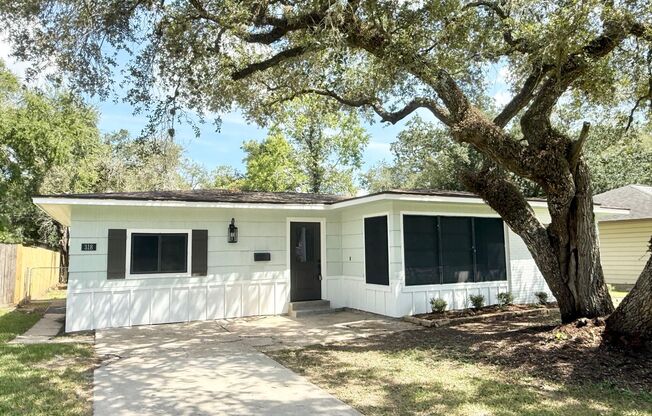 Incredible 5/2 Home in Lake Jackson! Lots of Updates !