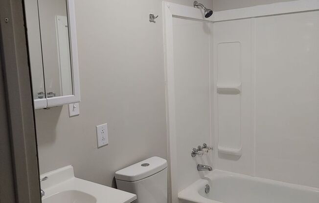 2 beds, 1 bath, $795, Unit Apt. 5