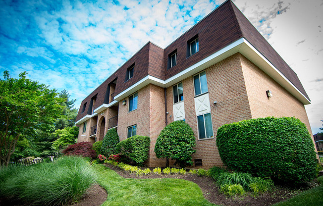 Oakton Park Apartments Building Exterior 05