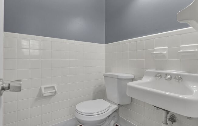 3 beds, 2.5 baths, 1,370 sqft, $1,015, Unit B-3