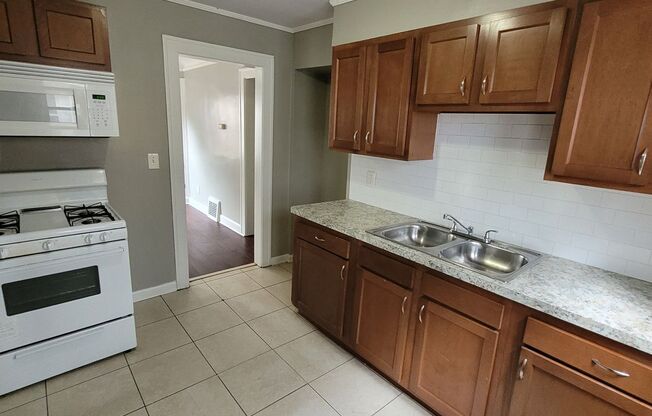 3 beds, 1 bath, $1,050, Unit Down