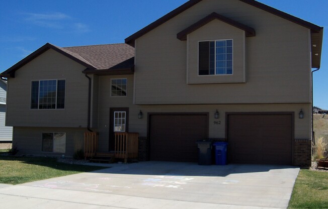 4 BEDROOM | 3 BATH | TRI-LEVEL HOUSE | RAPID VALLEY