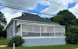 2 Bedroom Cottage with Charm!