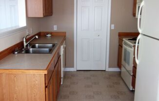 2 beds, 2 baths, $1,050, Unit 01