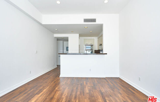 1 bed, 2 baths, 1,000 sqft, $6,195, Unit 31E