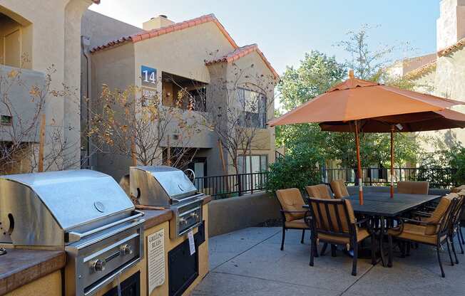 Luxury Apartments Tucson Foothills with BBQ and Picnic Area