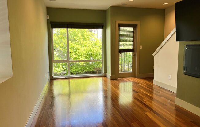 Charming North Beacon Hill 3 bed/2.5 bath with Parking! Available Now