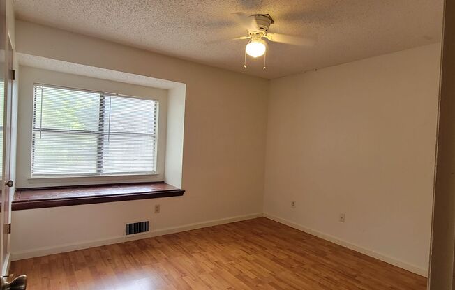 2 beds, 1.5 baths, $1,050, Unit 7