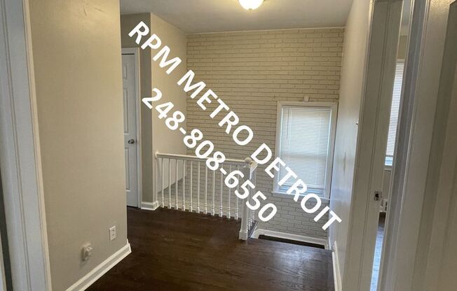 3 beds, 1.5 baths, $1,400, Unit (RRR)