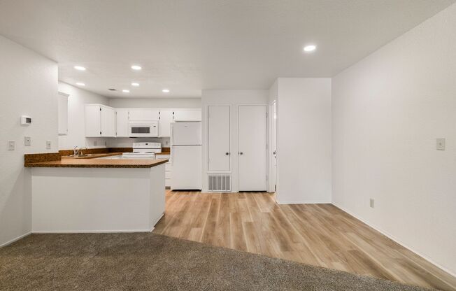 2 beds, 2 baths, 867 sqft, $1,695, Unit 142