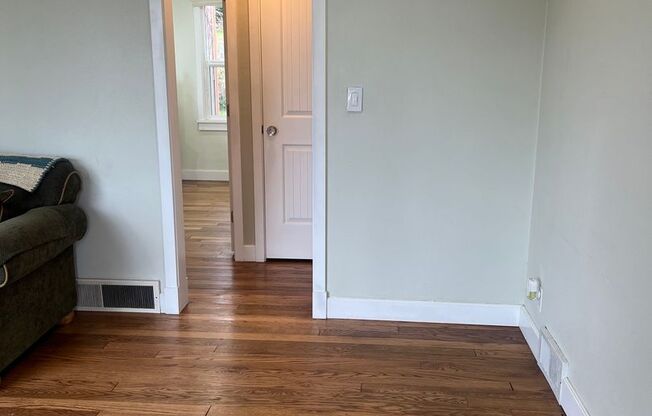 Renton 2 bedroom 1 bath home available now!