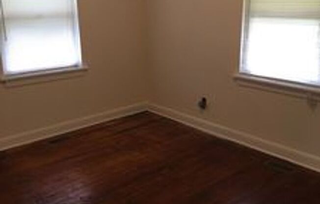 Vcu Byrd park area 3. Bed house, big fenced yard, central air, laundry, parking, August move in!