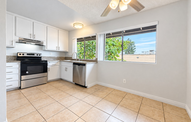 2 beds, 1 bath, $2,600, Unit 14
