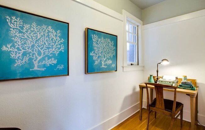 Classic, Charming 2 Bed, 1 Bath Condo in Highly Desirable NW Portland