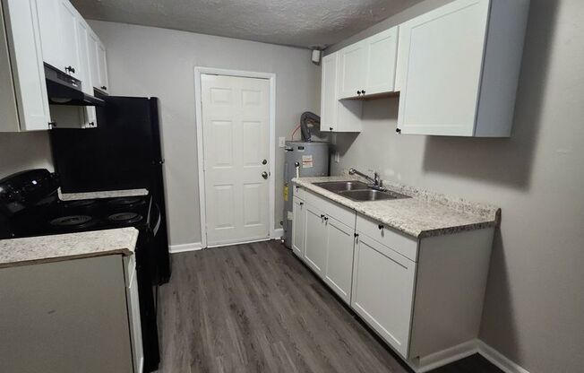 2 beds, 1 bath, $825, Unit 17 - downstairs unit