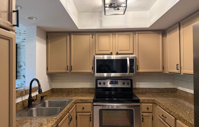 Spacious 2-Bedroom Ground Floor Condo with Private Yard in Kirkland