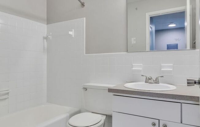 1 bed, 1 bath, 640 sqft, $995, Unit A11