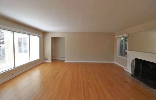 2 Bedroom 1 Bathroom House in Wedgwood!