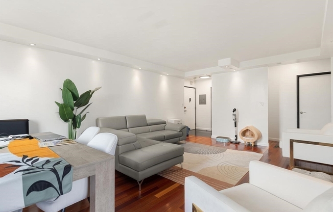 2 beds, 2 baths, 1,300 sqft, $4,500, Unit 924