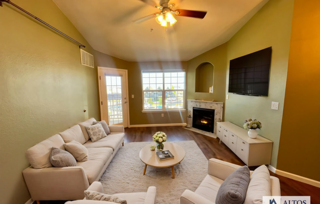 1 bed 1 bath w/ Beautiful Mountain views!