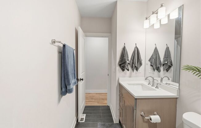 4 beds, 2 baths, 950 sqft, $5,500, Unit 924-1E