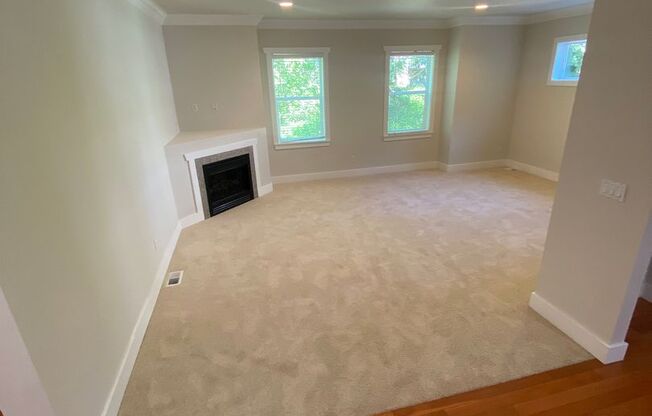 ELEGANT 4 BEDROOM TOWNHOME!  Minutes to Lake Washington and Seahawks facility.