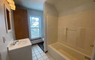 2 beds, 1 bath, $990, Unit UNIT 2