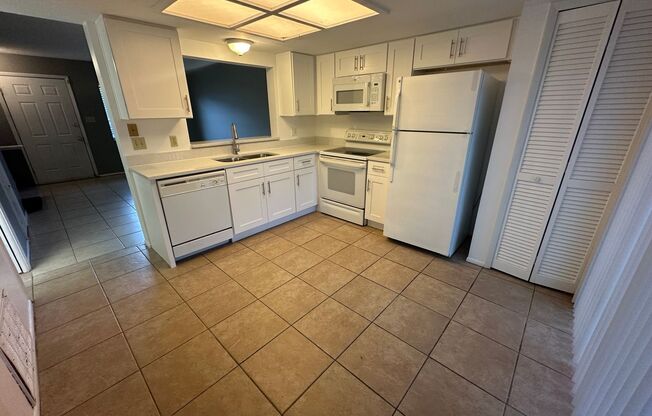 GREAT 2/2.5 Townhome Near UCF! Available Now!