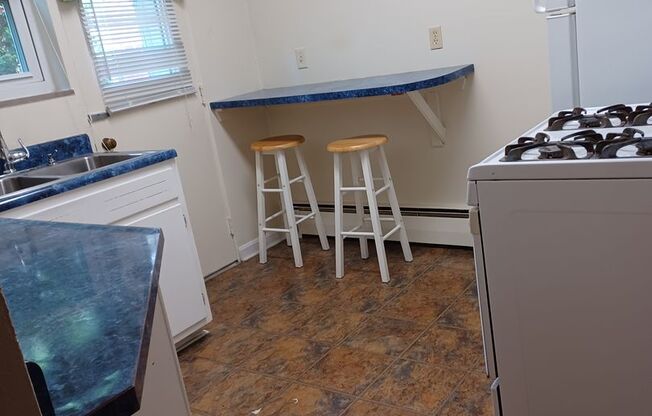 2 beds, 1 bath, $900, Unit Unit 2