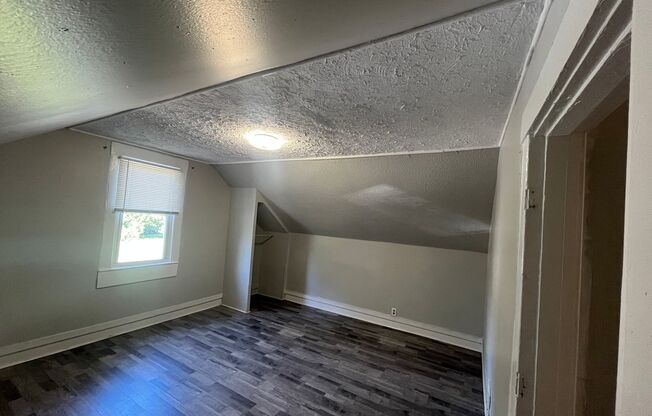 3 beds, 1 bath, $1,150