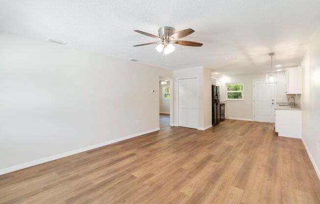 MOVE IN SPECIAL-Beautiful Newly Renovated 2/1 Duplex in St. Cloud Close To Lakefront