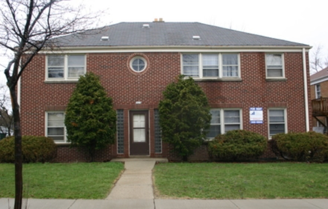 Charming 1 and 2-Bedroom Apartment Building in Wauwatosa