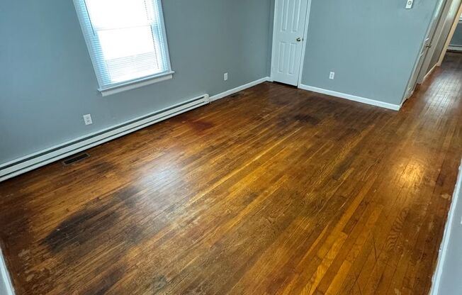 3 bedroom house on quiet dead end! All electric, Cental Ac, hardwoods and Laundry provided!