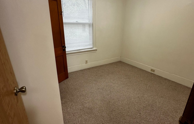 4 beds, 1 bath, $1,600