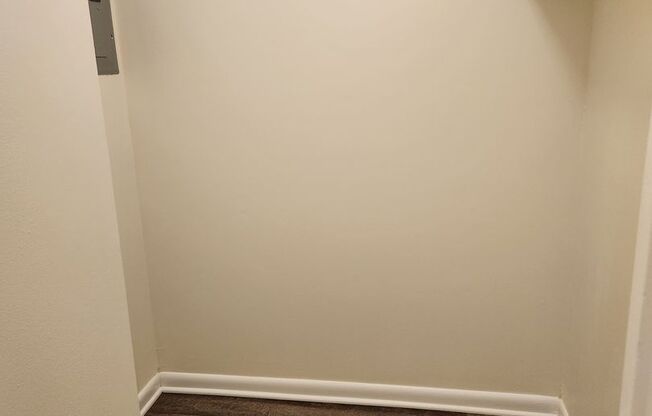 2 beds, 1 bath, 878 sqft, $1,305, Unit WY19005