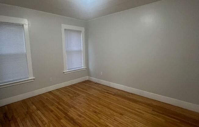 3 beds, 1 bath, $1,850, Unit 155 Belmont Unit #1L